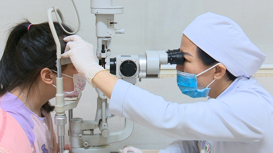 Cảnh báo tật khúc xạ ở trẻ tăng do sử dụng thiết bị điện tử